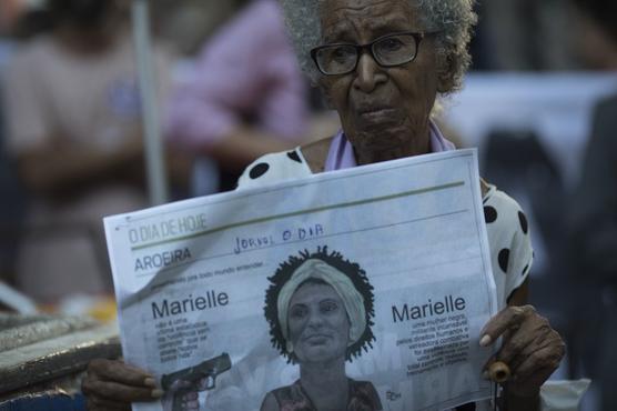 Una mujer sostiene un diario con la imagen de la concejal Marielle Franco durante una protesta por el asesinato de Franco
