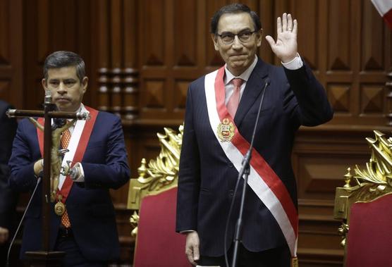 El recién juramentado presidente peruano Martín Vizcarra saluda flanqueado por el presidente del Congreso Nacional, Luis Galarre