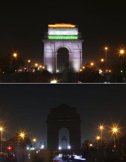 La Puerta de la India, en Nueva Delhi, se ve iluminado, arriba, y a oscuras, abajo, después de que le apagaran las luces
