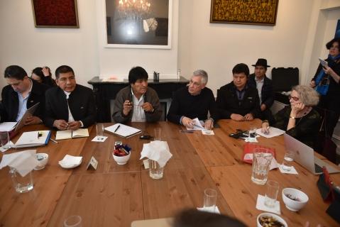 Evo Morales revisa con el equipo de juristas los últimos detalles de los contra argumentos de la demanda marítima