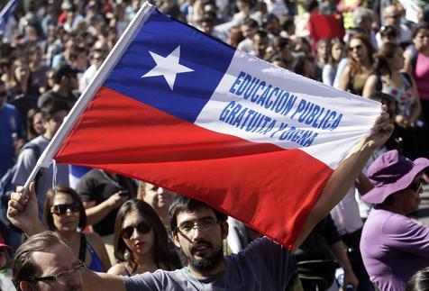 Masiva manifestación de estudiantes chilenos en demanda de educación pública gratuita 