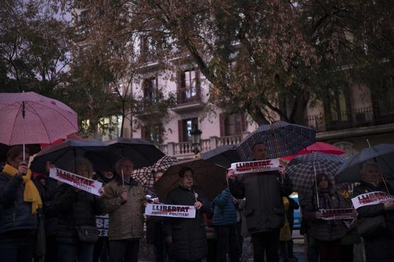 Un grupo de personas sostiene carteles con el lema, en catalán, Libertad para los presos políticos 