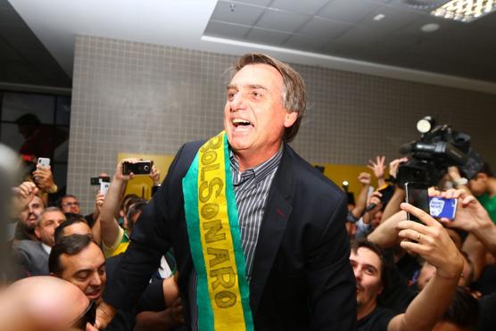 Bolsonaro se pasea con una banda presidencial