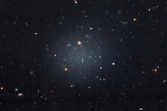 Imagen del 16 de noviembre de 2017 tomada con el Telescopio Espacial Hubble muestra la zona clara central en la galaxia difusa 