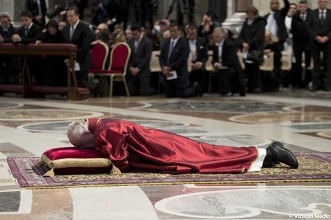 El papa Francisco acostado sobre el piso de la Basílica San Pedro, evocación de la muerte de Cristo (foto: ANSA)