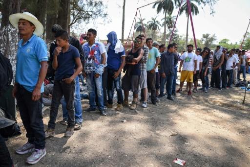 Unos migrantes centroamericanos forman parte de la caravana "Viacrucis Migrante" 