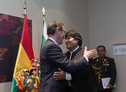 Abrazo entre el peruano Martín Vizcarra y Evo Morales