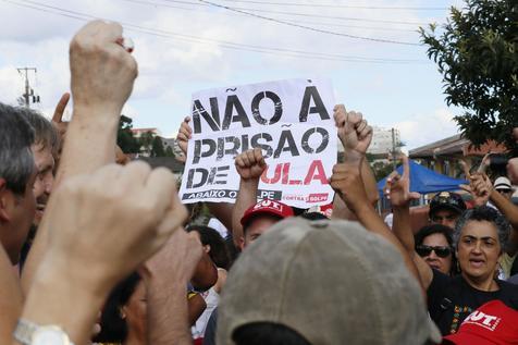 Militiantes del PT se movilizan en las adyacencias del penal de Curitiba