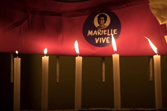 Unas velas iluminan el lugar donde fueron asesinados Franco y su chofer