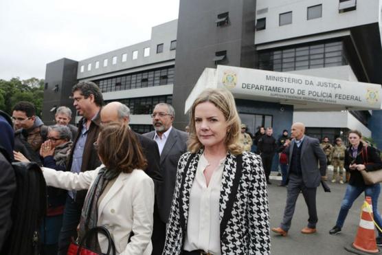 Senadores del PT ingresan a la sede donde esta preso Lula