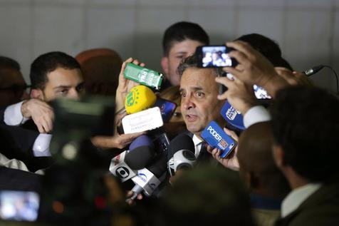Aécio Neves en un encuentro con la prensa a la salida de un tribunal (foto: ANSA)