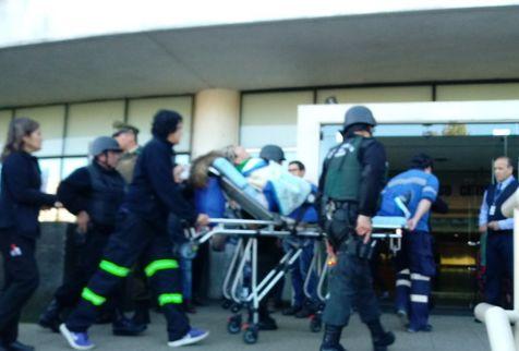 El machi Celestino Córdoba al momento de ser ingresado al hospital de Temuco, sur de Chile. (foto: Ansa)