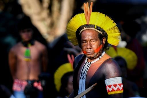 Un indígena brasileño participa del Campamento Tierra Libre en Brasilia, ayer