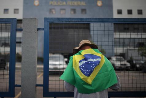 Simpatizante de Luiz Inacio Lula da Silva frente a prisión de Curitiba (foto: ANSA)
