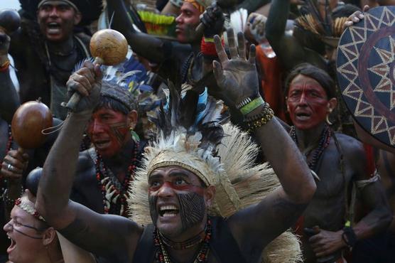 Indígenas brasileños protestan contra una nueva ley de tierras en Brasilia
