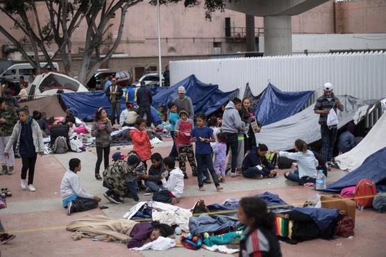 Migrantes a metros de la frontera 