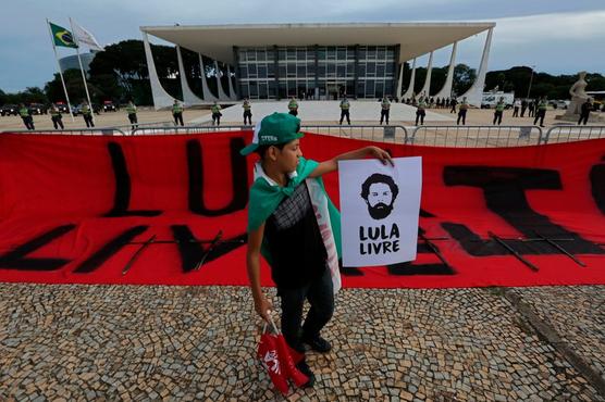 Joven en el exterior del Supremo Tribunal Federal para protestar contra la detención el exmandatario, en Brasilia, Brasil. 