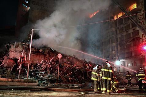  Un edificio que se incendió y derrumbó en Sao Paulo