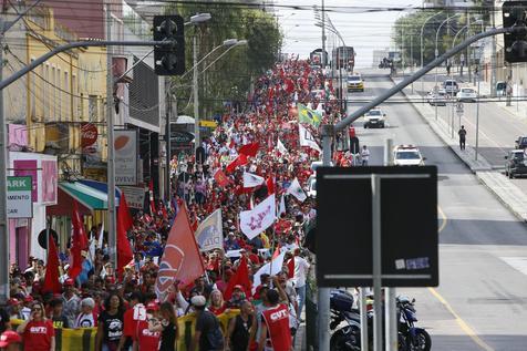 Concentración de trabajadores brasileños en Curitiba, donde Lula está preso. (foto: ANSA)