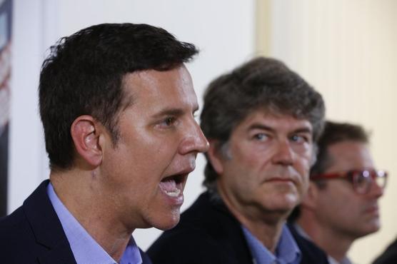 Juan Carlos Cruz, izquierda, aparece al lado de James Hamilton, centro, y José Andrés Murillo ante la prensa ayer en Roma 