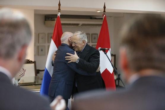 El ministro de Economía de Suiza, Johann Schneider-Ammann, derecha, abraza al canciller paraguayo Eladio Loizaga