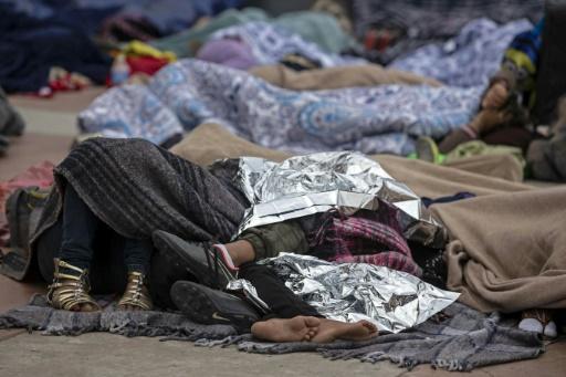 Centroamericanos dormían en el suelo al lado de la frontera en Tijuana