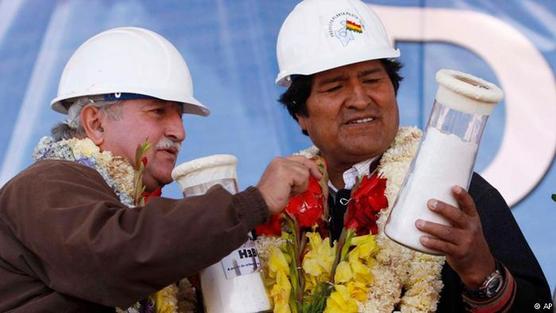 Evo Morales durante una visita a una planta de litio en el Salar de Uyuni