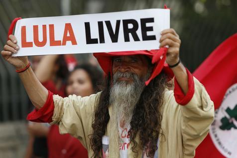 Manifestantes piden la liberación de Lula (foto: ANSA)