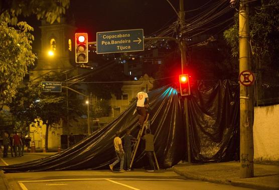 Trabajadores cubren con plástico la zona donde la concejal Marielle Franco y su chofer Anderson Pedro Gomes fueron asesinados