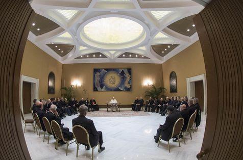 Los obispos chilenos en el Vaticano para evaluar la compleja cuestión de los abusos en el clero junto al papa Francisco. (Ansa)