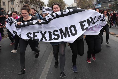 Manifestaciones de protesta contra la violencia de género en Santiago. (foto: ANSA)