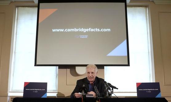 El vocero de Cambridge Analytica Clarence Mitchell en una conferencia en Londres