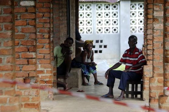 Personas afectadas por el virus del ébola esperan en un centro de tratamiento de la enfermedad en Bikoro, Congo