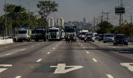 Camioneros producen embotellamientos, ayer en Sao Paulo
