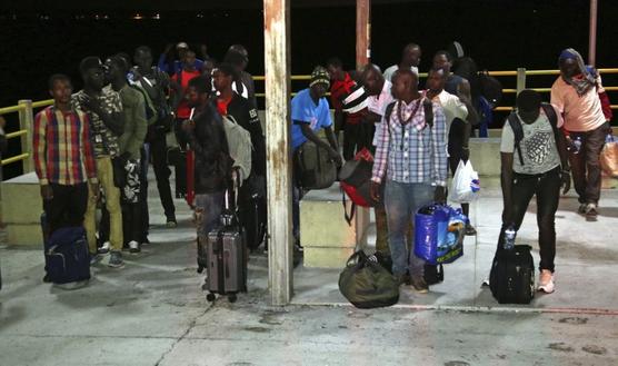 Algunos migrantes africanos luego de que fueron rescatados por pescadores, en el muelle de Sao José de Ribamar, Brasil