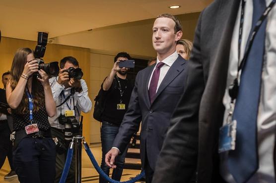 Mark Zuckerberg sale del Parlamento de la UE en Bruselas, ayer