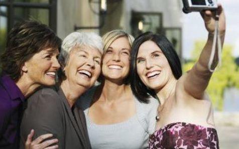 Esplendorosas a los 50 años, cambian los paradigmas en torno a la menopausia, una etapa vista como reverdecer (foto: Ansa)