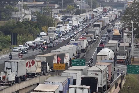 Rutas bloquedas, los camioneros persisten en sus demandas