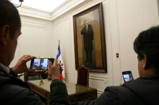 Visitantges tomando fotos a la oficina del expresidente socialista chileno Salvador Allende en La Moneda