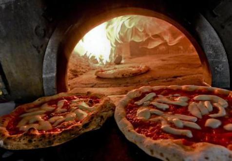 La pizza Pascalina que, dicen, alarga la vida (foto: Ansa)