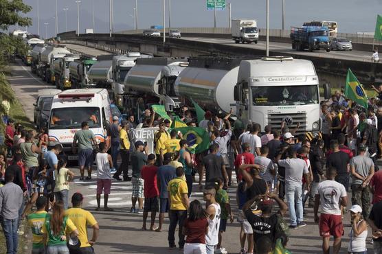 Camioneros bloquean el paso de camiones de gasolina que llegan a recargar a un centro de distribución de gasolina