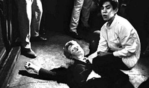 Robert Kennedy yace en el piso tras el ataque (foto: Ansa)