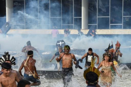 Distintas tribus se enfrentan con la Policía de Brasilia