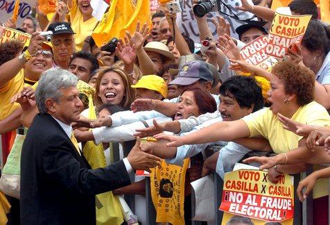 Andrés Manuel López Obrador en campaña electoral (foto: ANSA)