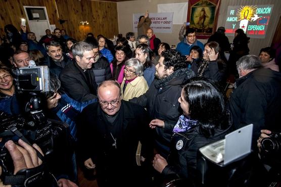 El arzobispo Charles Scicluna, en el centro,y el monseñor español Jordi Bertomeu, ayer en Osorno