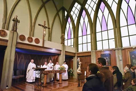 Los enviados  Charles Scicluna y Jordi Bertomeu, dan misa en Osorno