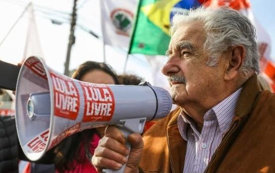 Mujca hablando ante los seguidores de Lula en Curitiba