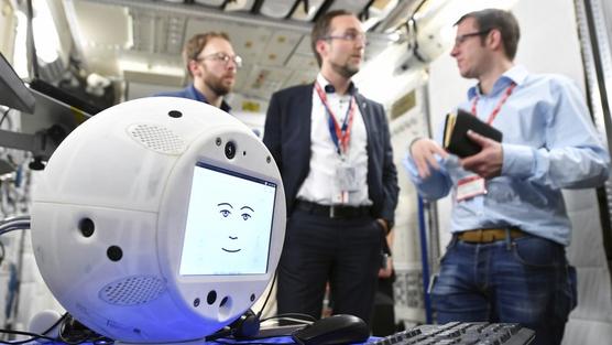 El robot Cimon (Crew Interactive MObile companioN) durante una prueba 