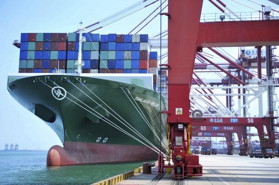 Un barco de carga con contenedores en el puerto de Qingdao, China