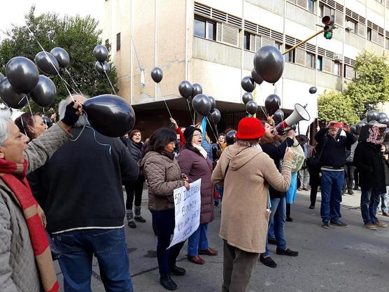 Los manifestantes a escasos metros de Macri